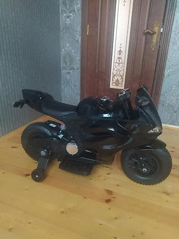 Uşaq üçün elektrik motosikleti – sport dizaynlı, qara rəng. Hədiye