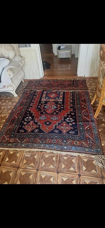 qədim xalça satışı: Əl toxuması xalça - Naxış: Qafqaz üslubunda, mərkəzdə göl motivi və — 2