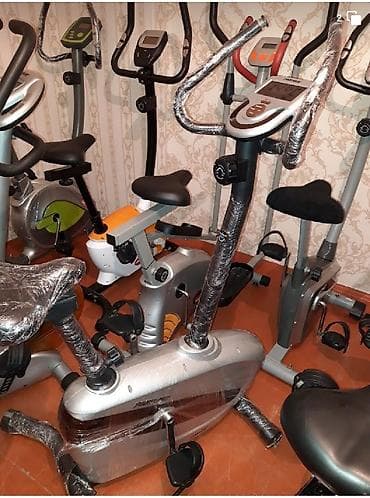 velos: İdman zalı üçün nəzərdə tutulmuş stasionar velosiped. Məşq zamanı — 1