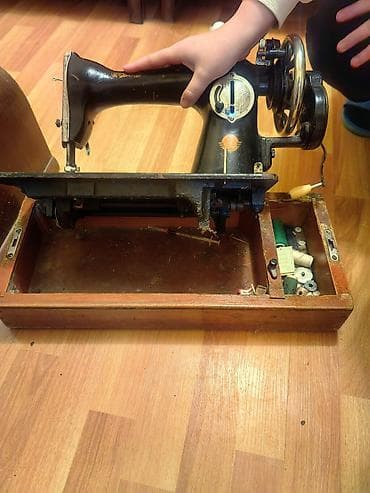 kohne pullar aliram: Antik mexaniki tikiş maşını (əl çarxlı) - Klassik dövrün mexaniki — 4