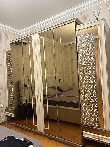 led guzgu: Yataq otağı üçün dəst – güzgülü şkaf və konsol - Tərkib: iri sürgülü — 5