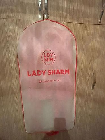 sandy paltar: Qadınlar üçün Lady Sharm brendinin qırmızı kostyum dəsti. 155 azn — 2