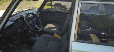 ваза напольная стеклянная высокая без узора: Ağ rəngli VAZ-2106 sedan avtomobili. Dörd qapılı bu avtomobil retro — 3