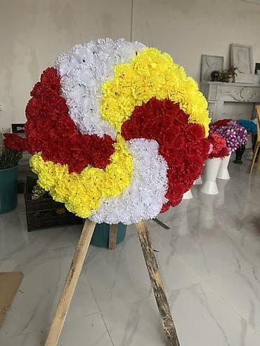 son zeng dekorlari: Rəngli süni güllərdən hazırlanmış stendli çələng Ölçüsü  — 2