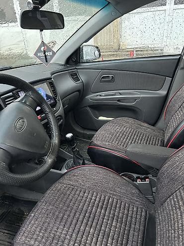 qubada ucuz avtomabiller: Kia Rio: 1.4 l | 2006 il Hetçbek — 6