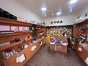 Rəf vitrinləri: Mağaza vitrini və masa satılır. 3 hissədən ibarət mağaza vitrini və — 2