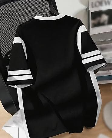 dəst geyimler: Qara idman üslubunda uniseks t‑şört - Rəng: qara, ağ detallar - — 2