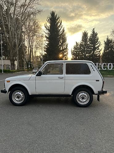 turbo az yeşqa: Lada Niva 4x4, ağ rəng, 3 qapılı kuzov. Texniki və dizayn — 5