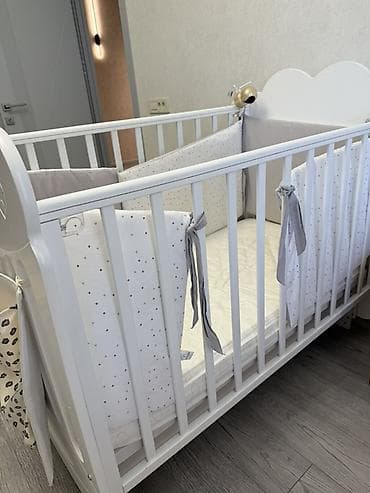 Uşaq beşiyi – ağ rəngdə, bulud formalı başlıqlarla və üzərində — 3