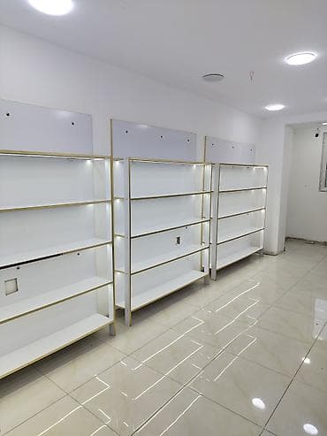 Mağaza üçün vitrinalar və rəf sistemləri - Dizayn: Ağ rəflər qızılı