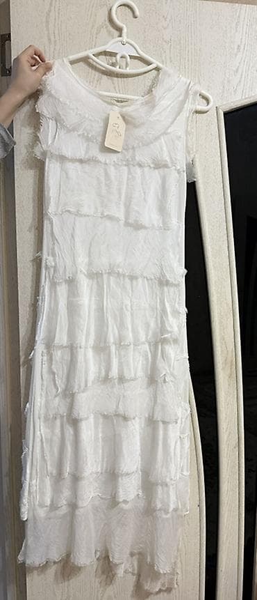 Ağ rəngli qadın paltarı – pilləli frill (qat-qat) dizaynlı, yüngül və