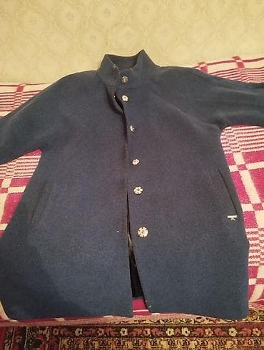 topdan geyim: Qadın paltosu – tünd mavi rəngdə, minimalistik dizayn. - Model — 1