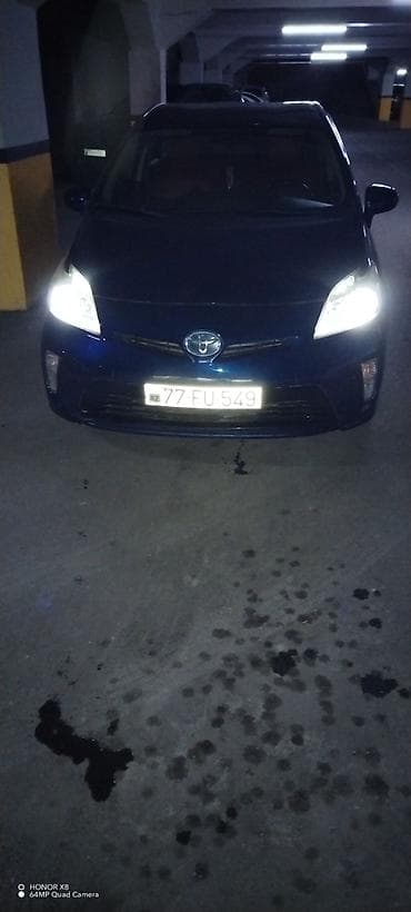 Toyota Prius (3-cü nəsil) – mavi rəng, hatchback gövdə. - Hibrid — 3