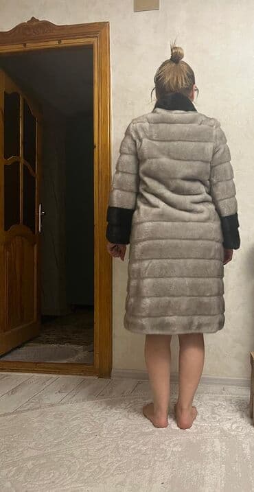 qara brilliant: Zərif qadın kürkü - Model: dizə qədər uzunluqda, bərkimiş üfüqi — 4