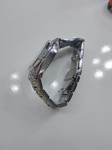 elektron divar saat: Buzlu daşlarla bəzədilmiş qol saatı Bəzi qaşları düşmüşdür - Korpus — 2