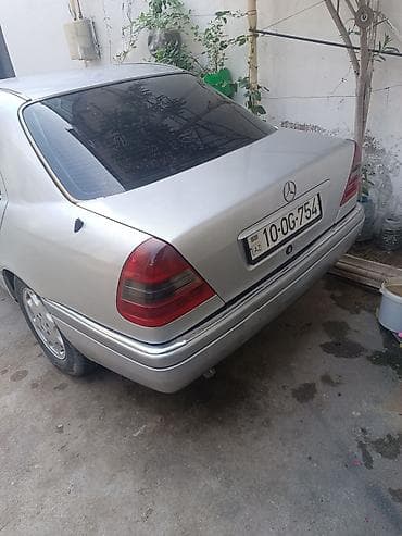 e 3 2: Mercedes-Benz C 250: 2.5 l | 1994 il Sedan — 3