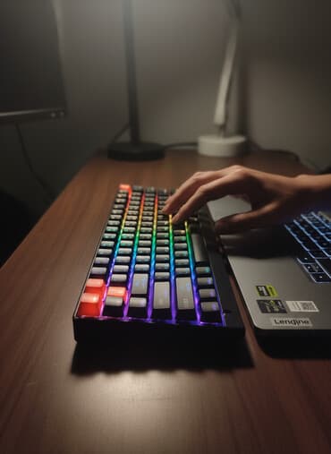 RGB işıqlanmalı kompakt mexaniki klaviatura + mikrofonlu oyun
