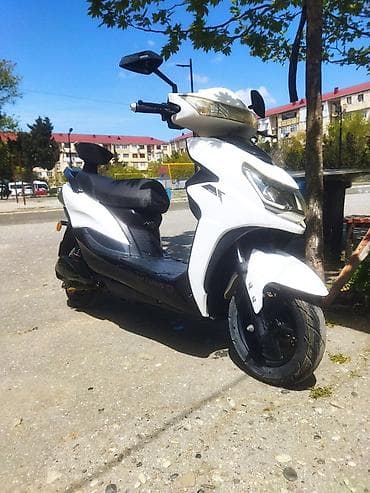 scooba skuter: Şəhər içi rahat və qənaətcil səyahətlər üçün ağ rəngli Elektrik moped — 5