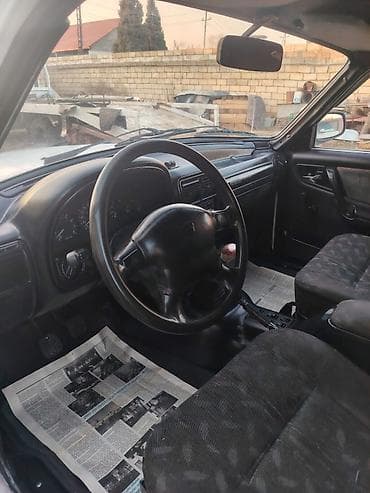 GAZ-3110 Volga sedan - Kuzov: 4 qapılı sedan, ağ rəng - Mühərrik — 7