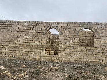 ucuz heyet evleri 2018: Avtozavodda, vağzala yaxın ərazidə tikilən yarımçıq fərdi yaşayış evi — 2