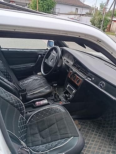 Mercedes-Benz 190: 2 l | 1986 il Sedan — 8