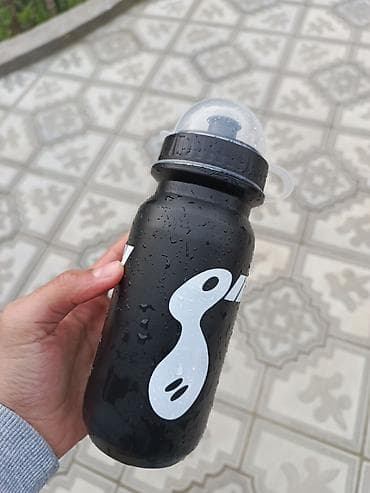 İdman su qabı – qara rəng, 600–750 ml həcm (təxmini). - Praktik sıxma