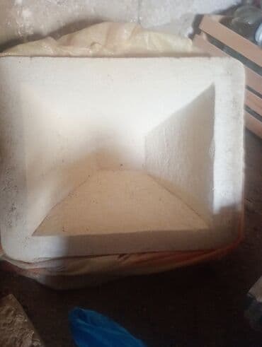 Beton/daşdan hazırlanmış piramidal huni formalı vanna/trafta. Kvadrat