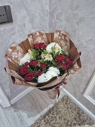 dekorativ yonca toxumu: Buket – qırmızı qızılgül, ağ xrizantema və alstromeriya kompozisiyası — 1