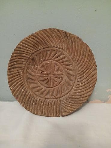 Digər ev dekoru: Əl işi dairəvi dekorativ daş/plitə. Üz hissəsində spiral formalı oyma — 2