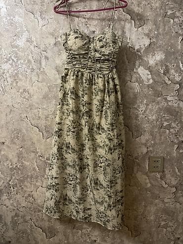 Ətəklər: Qadın paltarı – çiyinbağılı, naxışlı midi model - Rəng: bej fon — 1