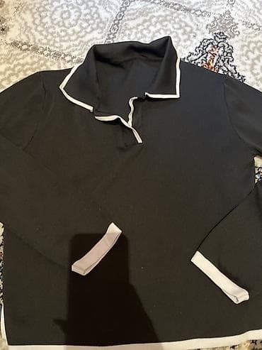 klassik kişi ayaqqabıları: Qara rəngli uzunqol polo köynək - Model: uzunqol, açıq V-kəsimli polo — 1