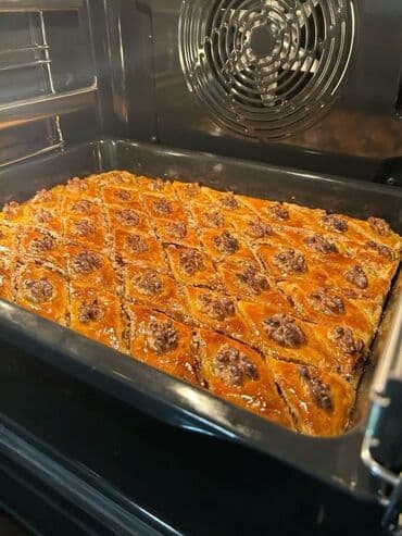 usaq ad gunu sufresi: Xoş gunlərinizdə sifarış vere bilərsiz😊içi bol qozlu paxlavamız. Əgər — 1