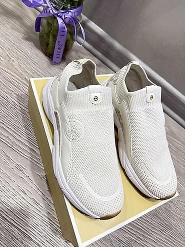 ag krasovka: Michael Kors qadın slip-on idman ayaqqabısı. Ağ rəngli, nəfəsalan tor — 3