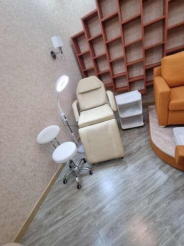 Krem rəngdə kosmetoloji kuşetka həm kreslo kimi olur, həmdə düz olur