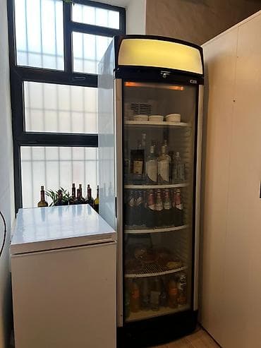 Аренда оборудования: Vitrin soyuducu – 390₼, təcili satılır (28 May). Şüşə qapılı — 1