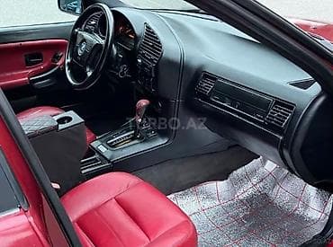 BMW 3 Seriyası sedan (E36), qırmızı rəngli, M3 xarici paketli. -