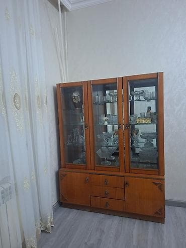 salon refi: Ağac vitrini-bufet - Üç qapılı şüşə vitrin bölməsi: şəffaf qapılar — 1