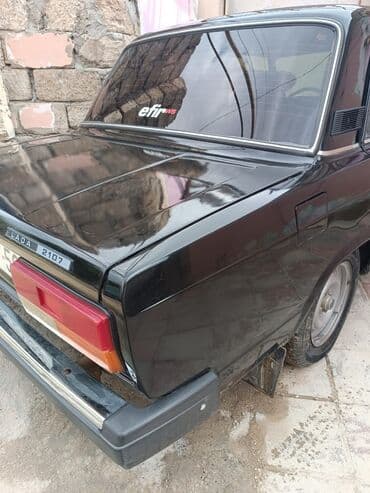 Lada 2107, qara rəng. Klassik kuzov dizaynı, xrom ön barmaqlıq və düz — 4