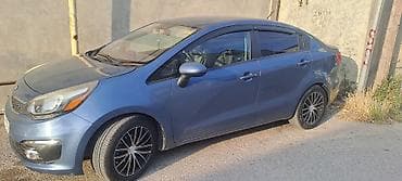 ford transit connect: Kia Rio sedan – mavi rəngli, şəhər və uzun məsafələr üçün komfortlu və — 1