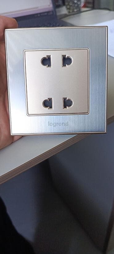Rozetkalar: Legrand tipli iki yuvalı elektrik rozetkası - İkili universal çıxış — 1