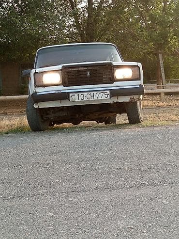 gurcustan ford bazari: VAZ 2107, ağ rəng, sedan, 4 qapı. Texniki xüsusiyyətlər: - Arxa — 3