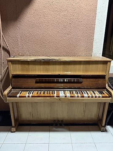 dj aparati satilir: Upright piano – Romlöt markalı (etiketdə “ROMLÖT” yazısı görünür) — 1