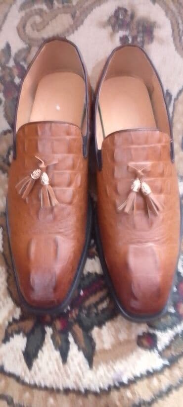 черные мужские мокасины: Kişilər üçün klassik loaferlər. Ayaqqabılar açıq qəhvəyi rəngdədir və — 2