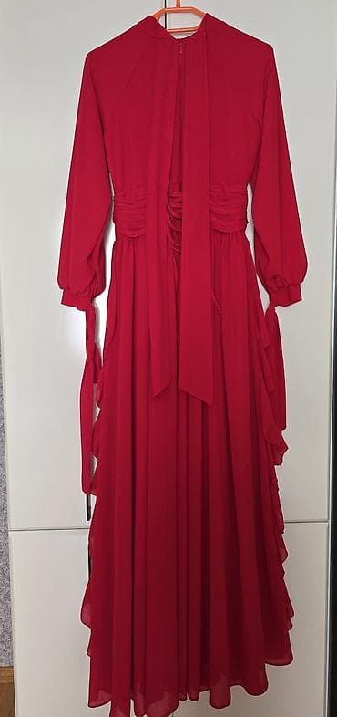 Qırmızı uzun şifon paltar
1 dəfə geyilib — 2