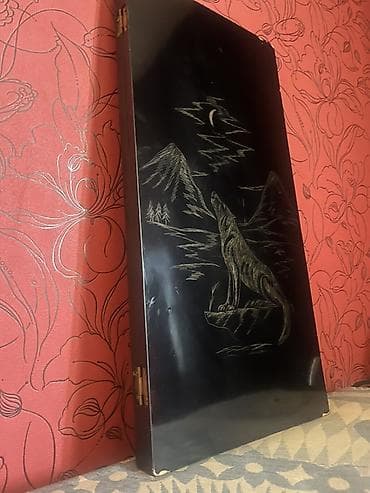 Qara rəngli, qatlanan taxta nərd/şahmat lövhəsi. Model iki tərəflidir