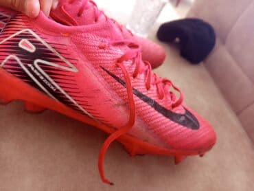 barya ayakkabı: Nike brendinin futbol üçün nəzərdə tutulmuş çəhrayı rəngli — 4