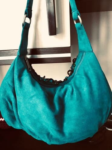 qaşlı çanta: Замшевая вечерняя сумка, расшитая камнями и пайетками.
Цена: 40 ман — 2