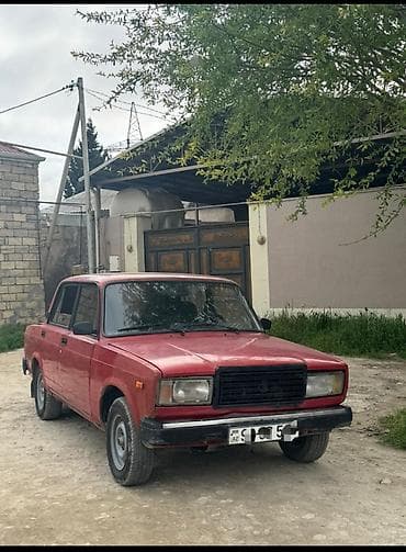 qezalı maşın: VAZ 2107 sedan - Kuzov: 4 qapılı sedan, qırmızı rəng - Mühərrik — 2