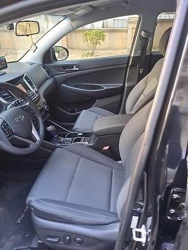 "Hyundai Tucson AWD, qara rəng, 5 yerlik şəhər/krossover avtomobilimi — 4
