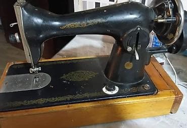 zinger tikis masini: Qara rəngdə, qızılı naxışlı, taxta oturacağa malik köhnə tikiş maşını — 1